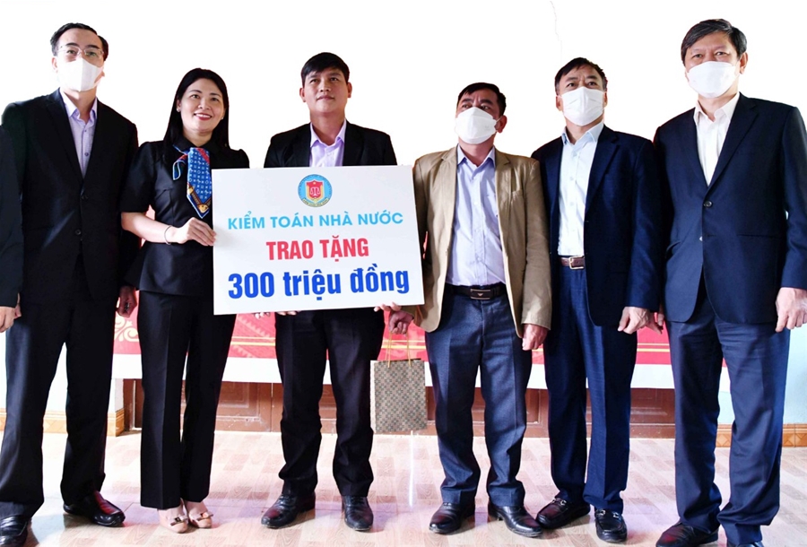 Đoàn công tác của Kiểm toán nhà nước thăm, tặng quà các gia đình có hoàn cảnh khó khăn, người yếu thế tại tỉnh Quảng Nam